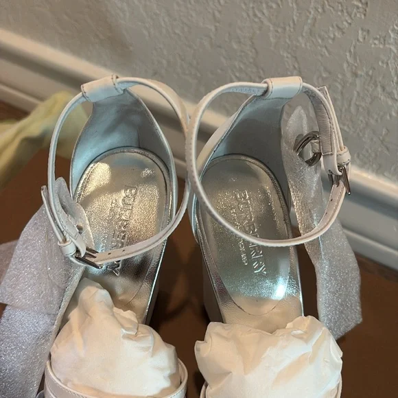 NWT SIZE 36 Burberry White Leather Split-Toe Hove Sandals - Picture 13 of 16